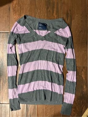 American Eagle Outfitters Gray and Light Pink Striped V-Neck Sweater